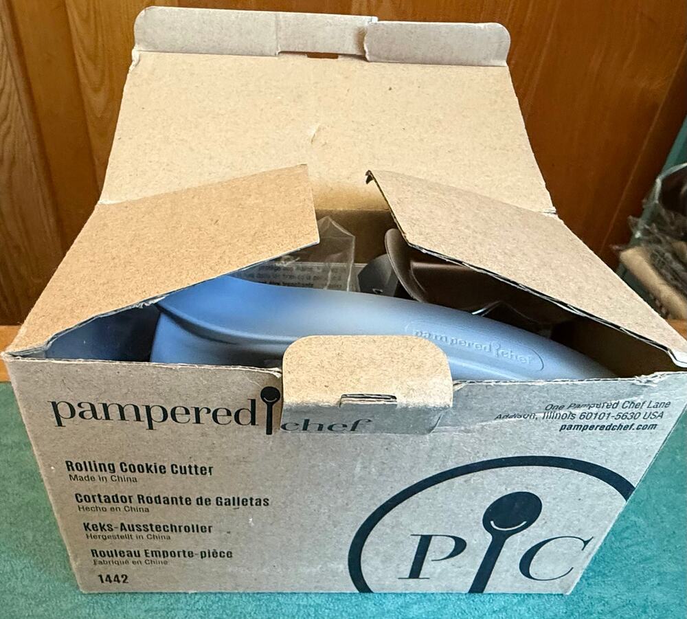 NIB Pampered Chef Rolling Cookie Cutter Stainless Steel